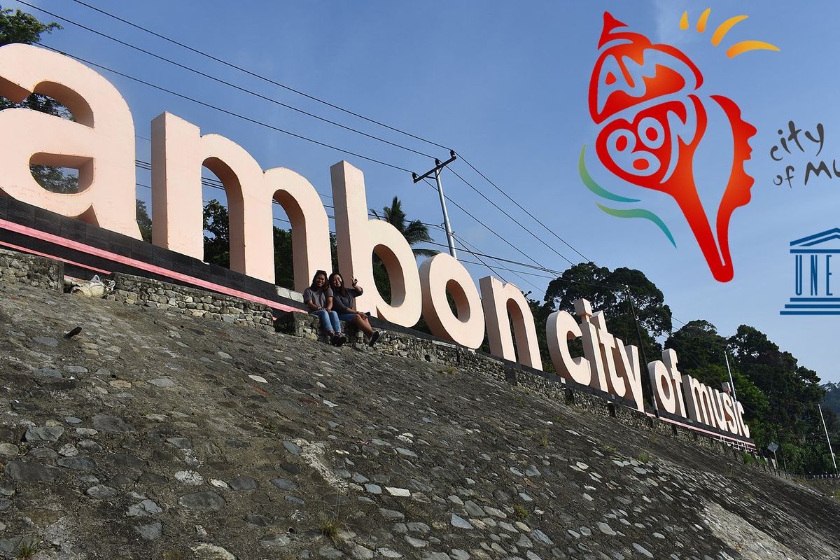 Schriftzug «ambon city of music» am Hang über Ambon