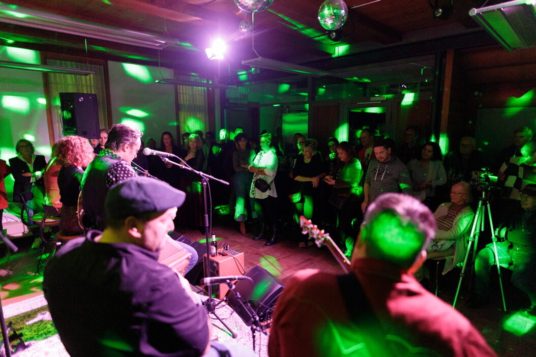 Blick über die Musiker ins volle Publikum im Scherzhaus