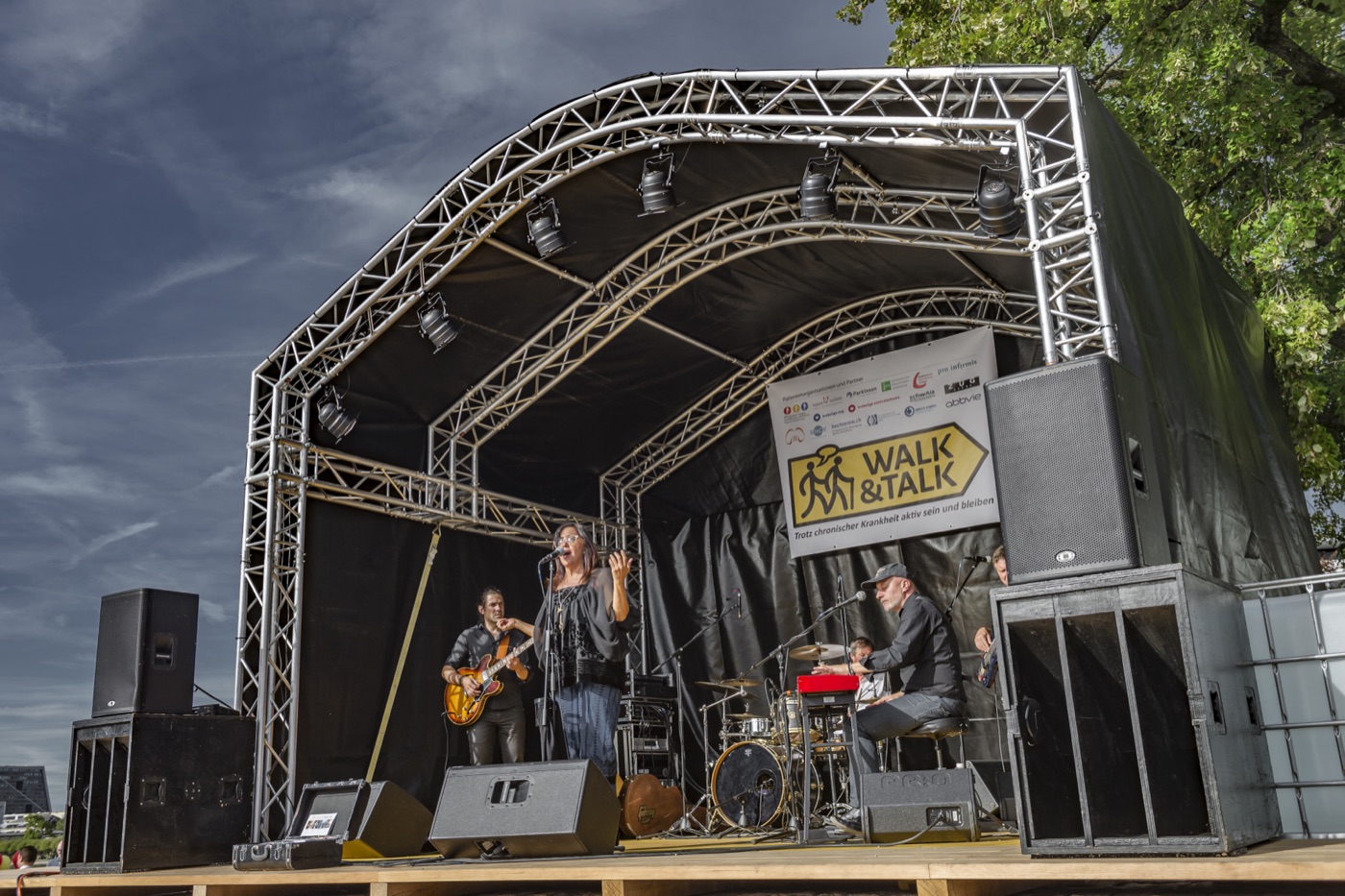 Bühne von Walk & Talk unter freiem Himmel, Band beim Konzert