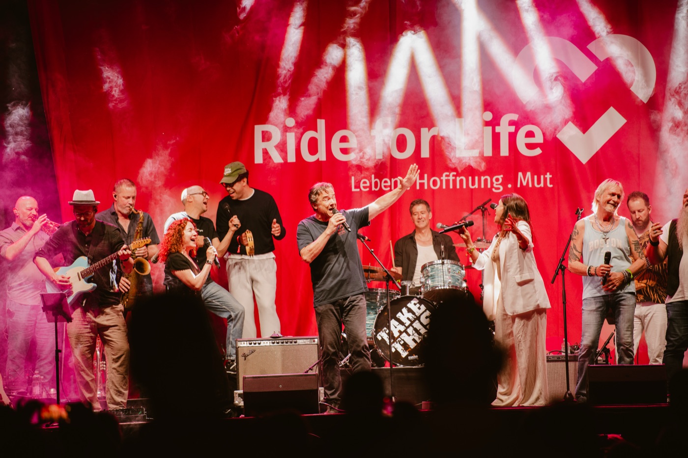 Musikerinnen und Musiker gemeinsam auf der Bühne von Ride for Life