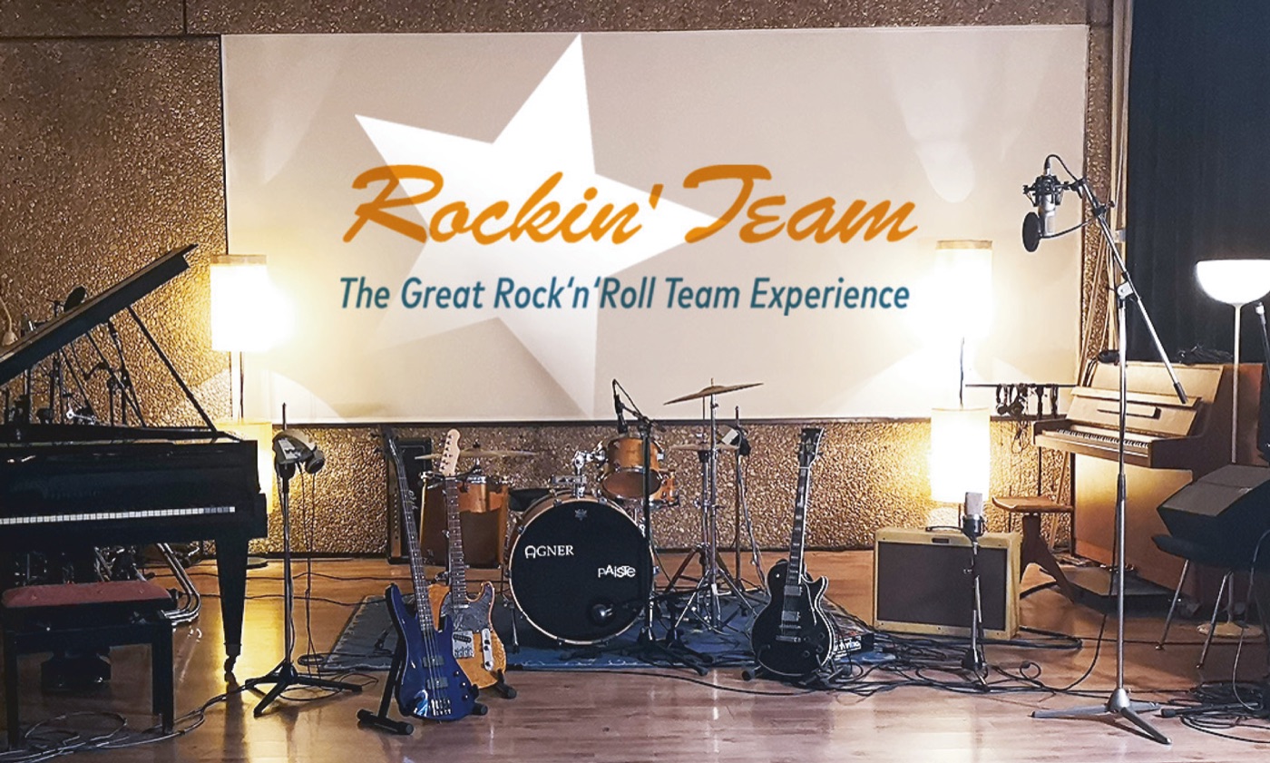 Tonstudio mit Flügel, Schlagzeug und Gitarren, auf der Leinwand «Rockin' Team – The Great Rock'n'Roll Team Experience»