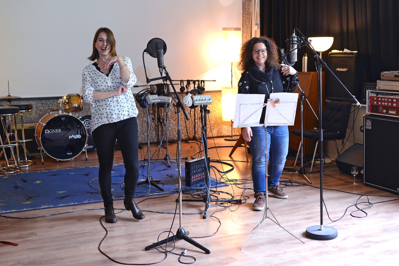 Zwei Sängerinnen proben im Tonstudio am Mikrofon
