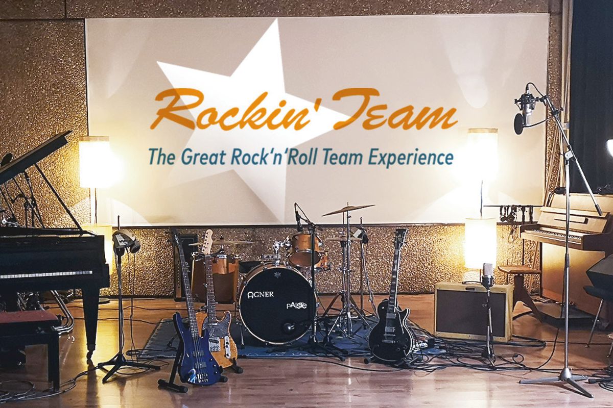 Tonstudio mit Schlagzeug, Gitarren und Mikrofonen, bereit für Rockin' Team