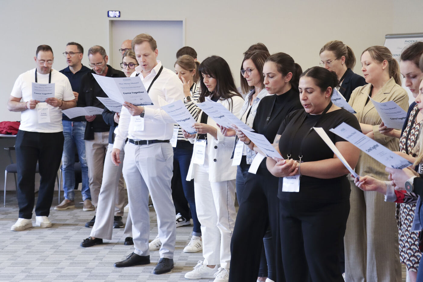 Kadermitglieder singen ihren Song vom Blatt