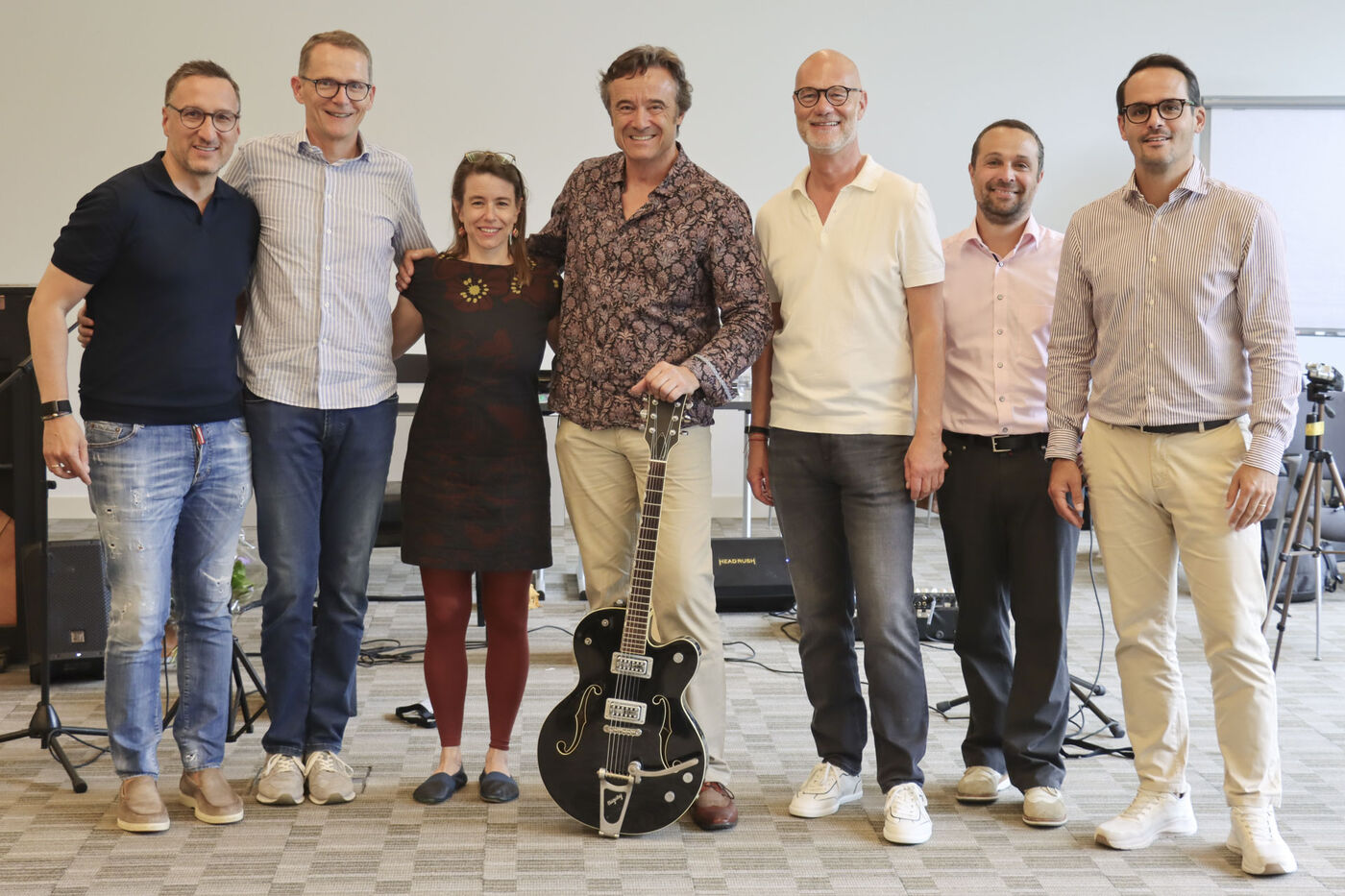Gruppenbild mit Markus Aerni und Gitarre nach dem Strategie-Singen